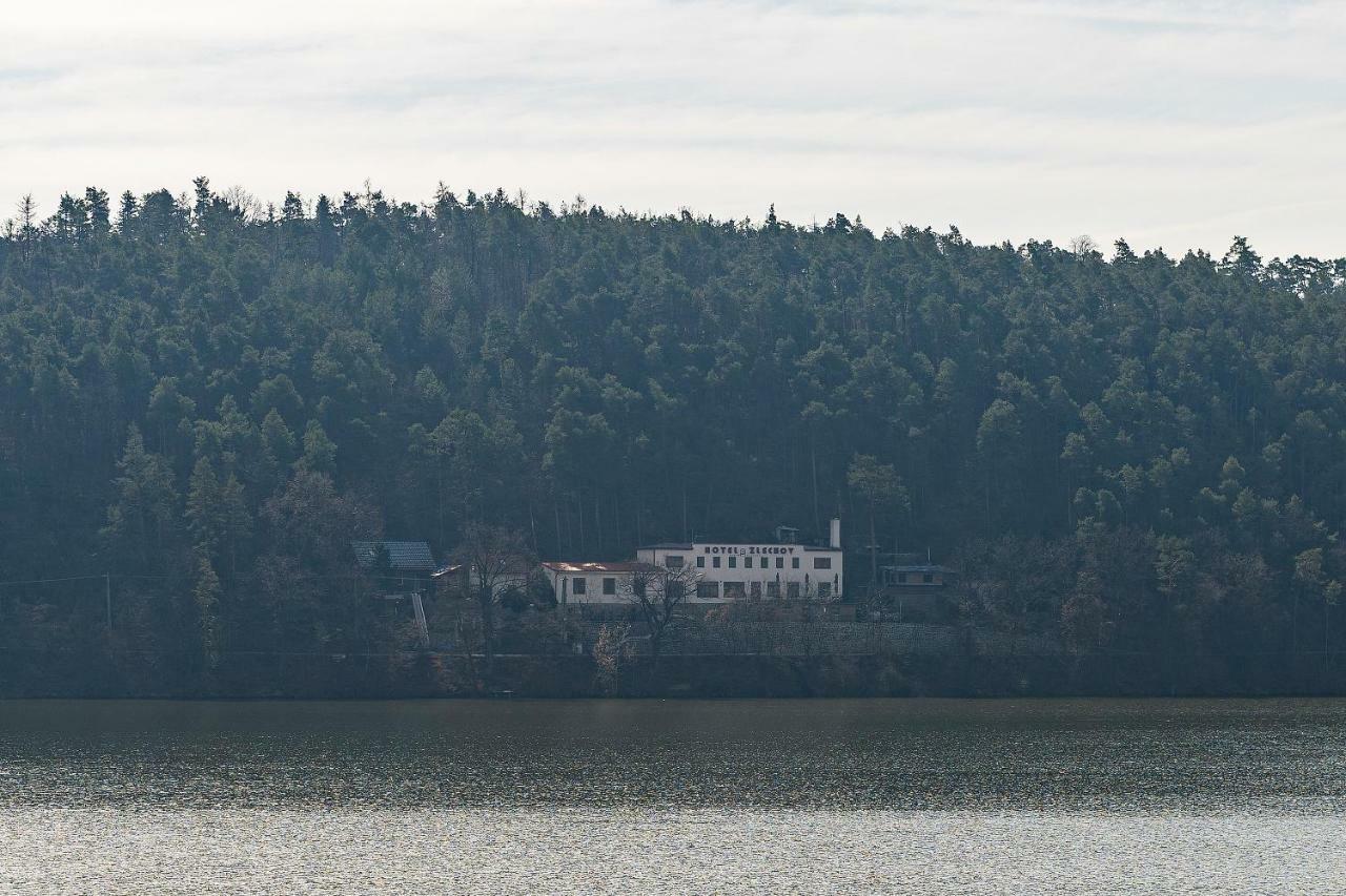 Отель Zlechov *